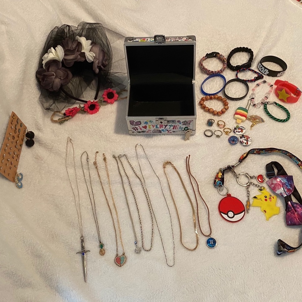 MISC. JEWELRY/ACCESSORIES LOT/BUNDLE INCLUDING BOX